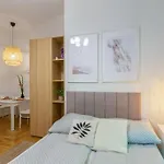 June C Studio W/Small Balcony