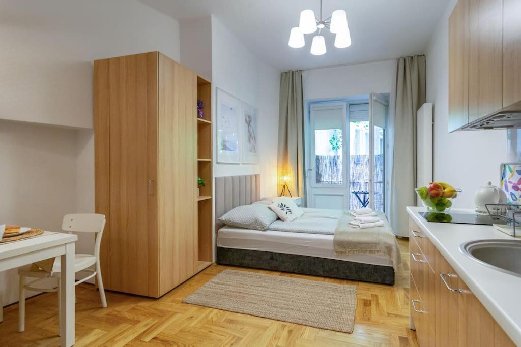 June C W/small Balcony Apartment Krakau
