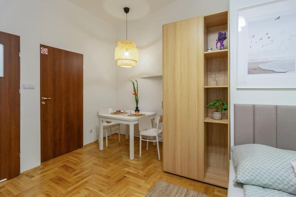 June C W/small Balcony Appartement