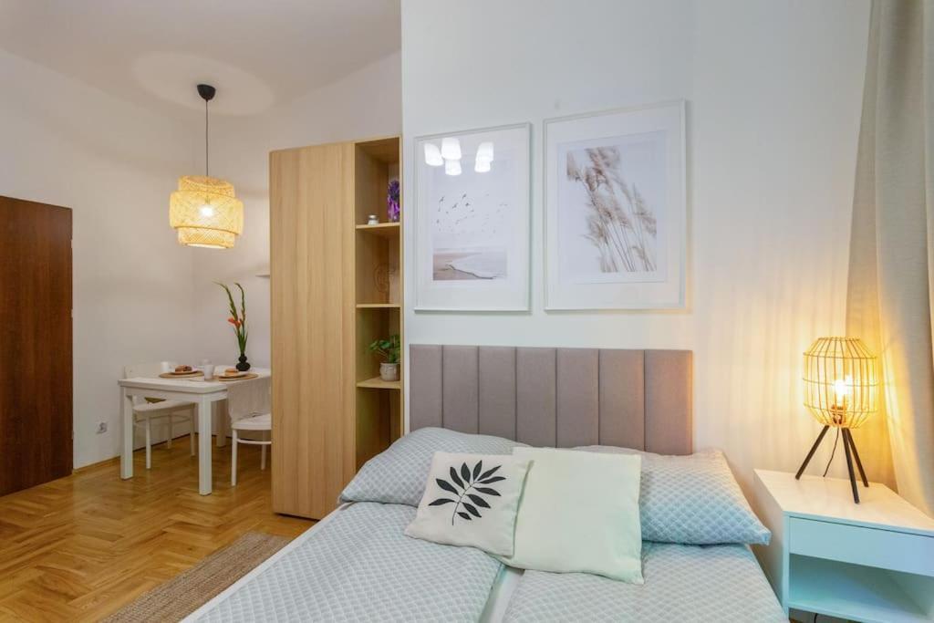 Appartement June C W/small Balcony *